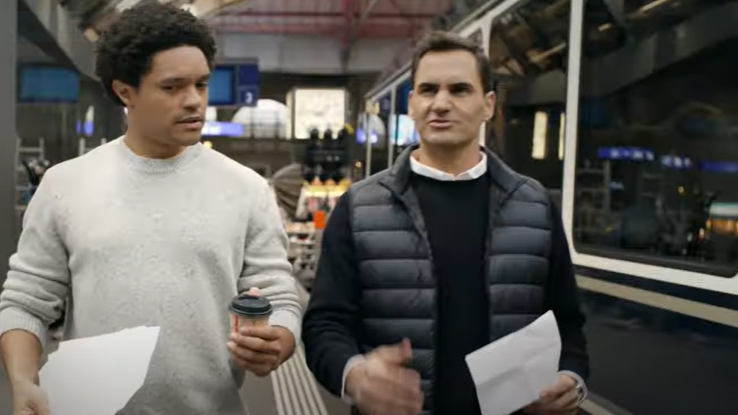 Roger Federer tourne dans un publicité pour les trains suisses aux côtés de l'humoriste américain Trevor Noah. [@MySwitzerland sur Youtube - Capture d'écran]