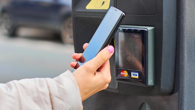 Une personne paye son parking à l'aide d'une app pour smartphone. [Depositphotos - rss.vladimir@gmail.com]