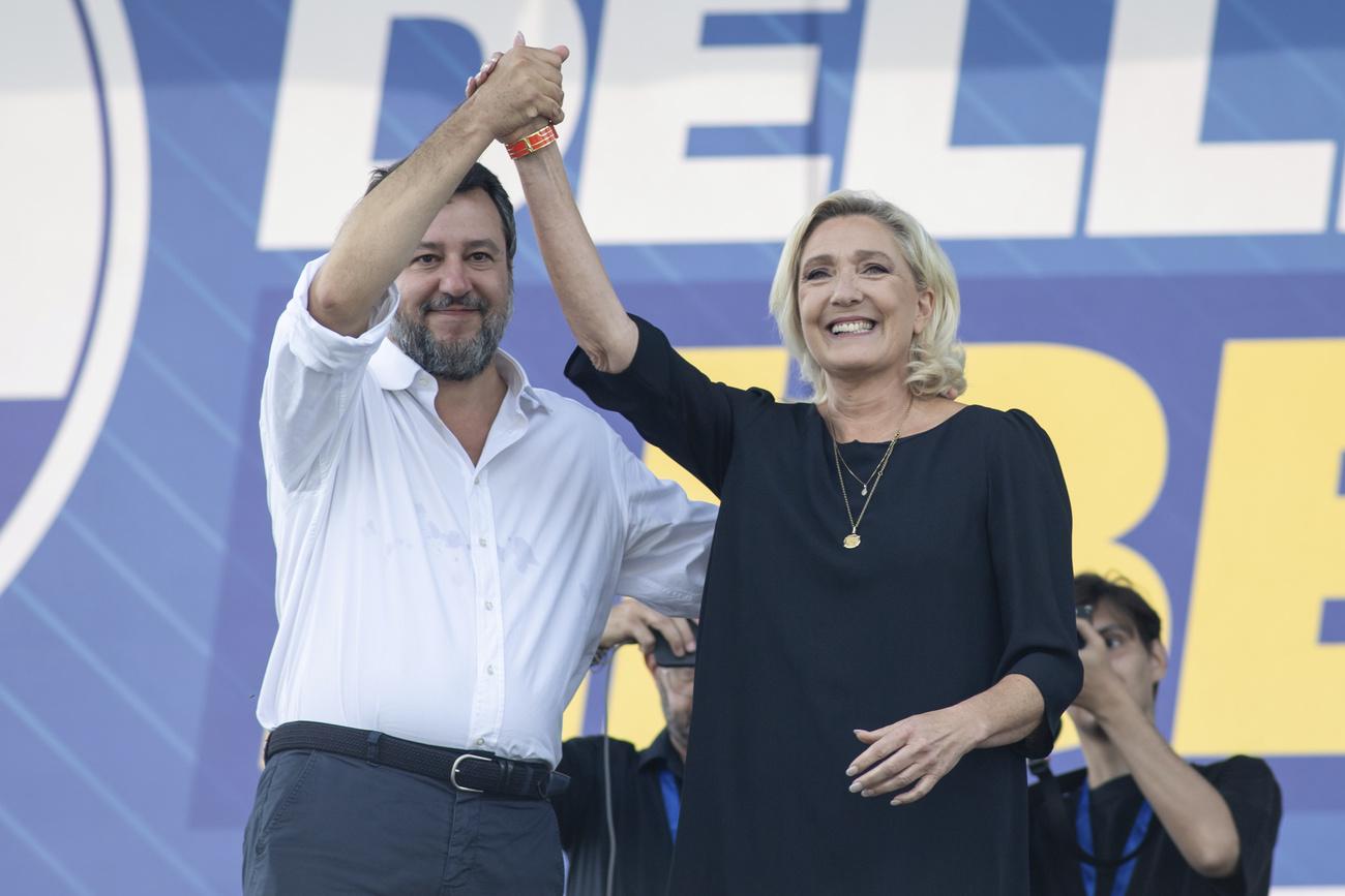 Matteo Salvini et Marine Le Pen ont fait front commun au cours d'un grand meeting dimanche en Italie en vue des élections européennes de 2024. [Keystone - Claudio Furlan - LaPresse via AP]
