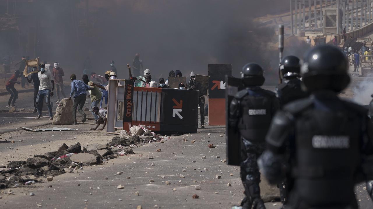 Au Sénégal, des heurts ont éclaté entre la police et les soutiens de l'opposant Ousmane Sonko. [Keystone - Leo Correa]