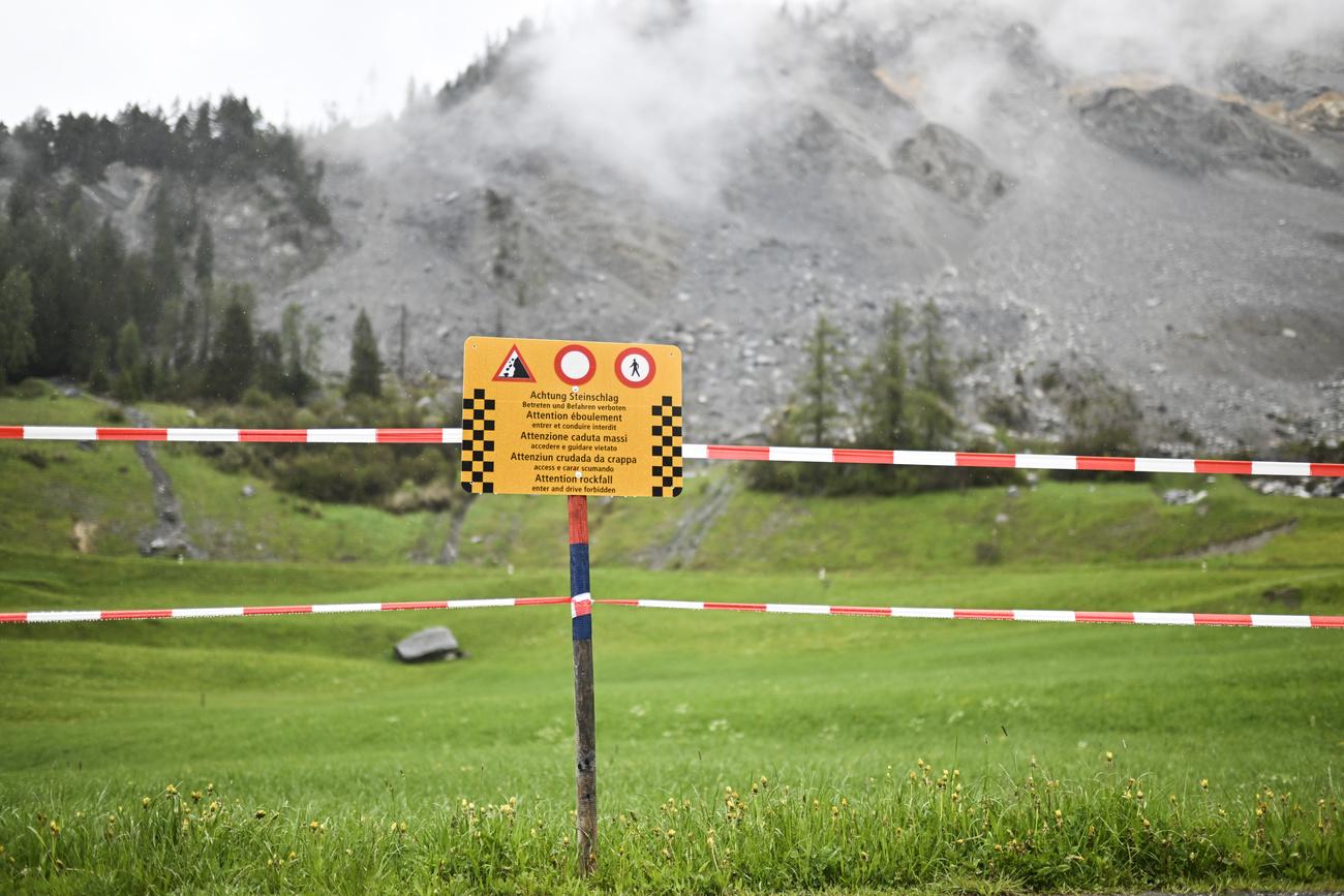 L'accès au village de Brienz (GR) sera interdit à partir de 18h00 ce vendredi, a annoncé vendredi la commune d'Albula/Alvra. [Keystone - Gian Ehrenzeller]