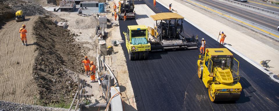 Les travaux tels que le goudronnage sont suspendus dès midi à Genève à cause de la chaleur (image d'illustration). [Keystone - Martial Trezzini]