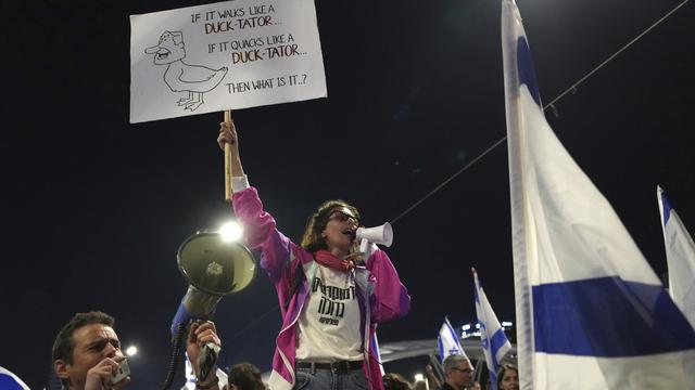 Manifestations géantes en Israël pour la dixième semaine consécutive à Tel Aviv, Jérusalem et Haifa pour dénoncer la réforme judiciaire. [AP Photo/keystone - Tsafrir Abayov]