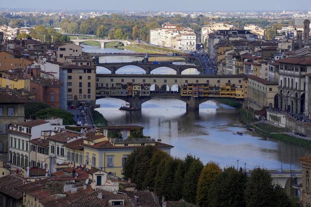 Une vue sur le Ponte Vecchio à Florence. [Keystone - AP Photo/Andrew Medichini]