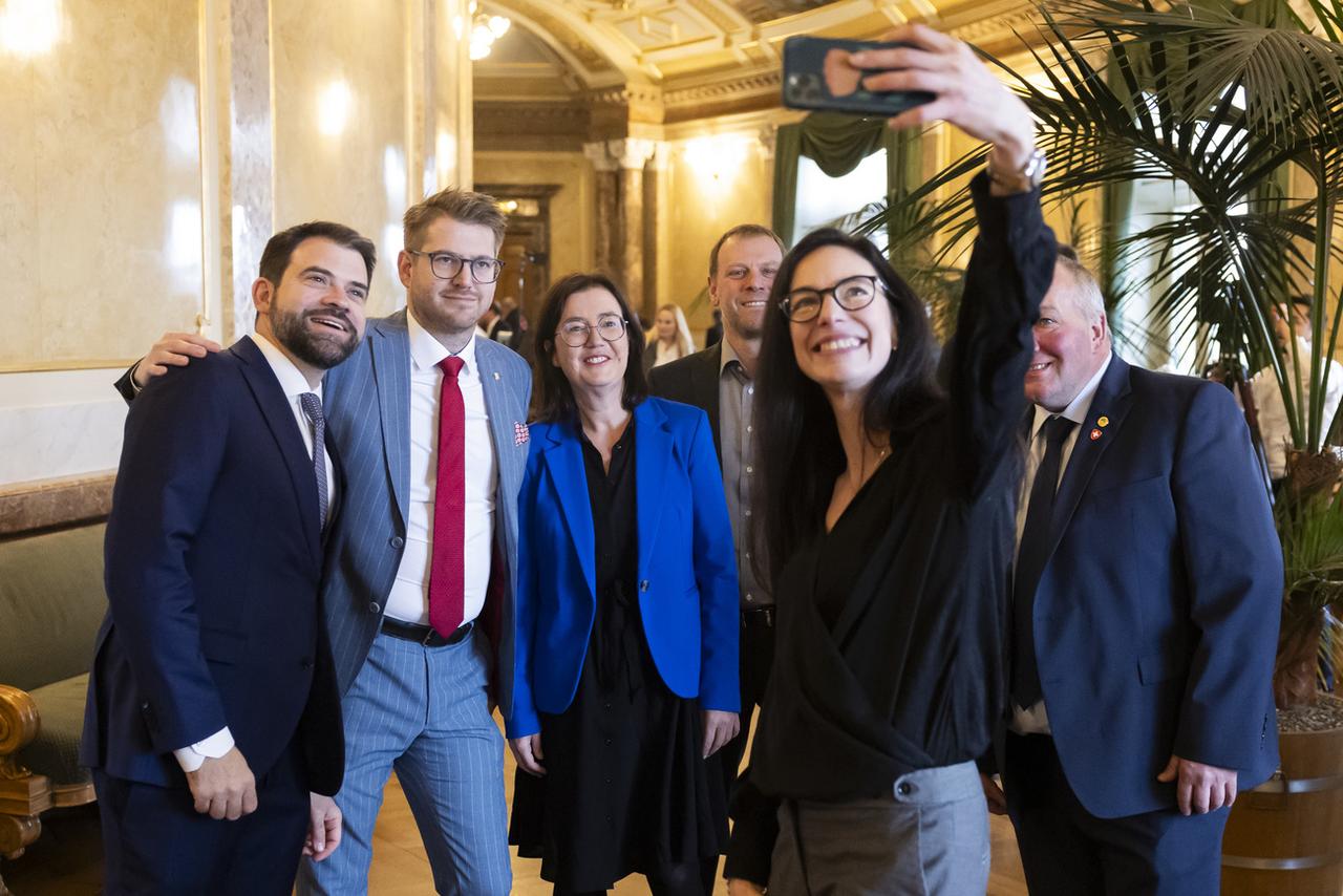 Céline Vara prend en photo la nouvelle députation neuchâteloise, à savoir Damien Cottier, Baptiste Hurni, Martine Docourt, Fabien Fivaz et Didier Calame. [Keystone - Peter Klaunzer]