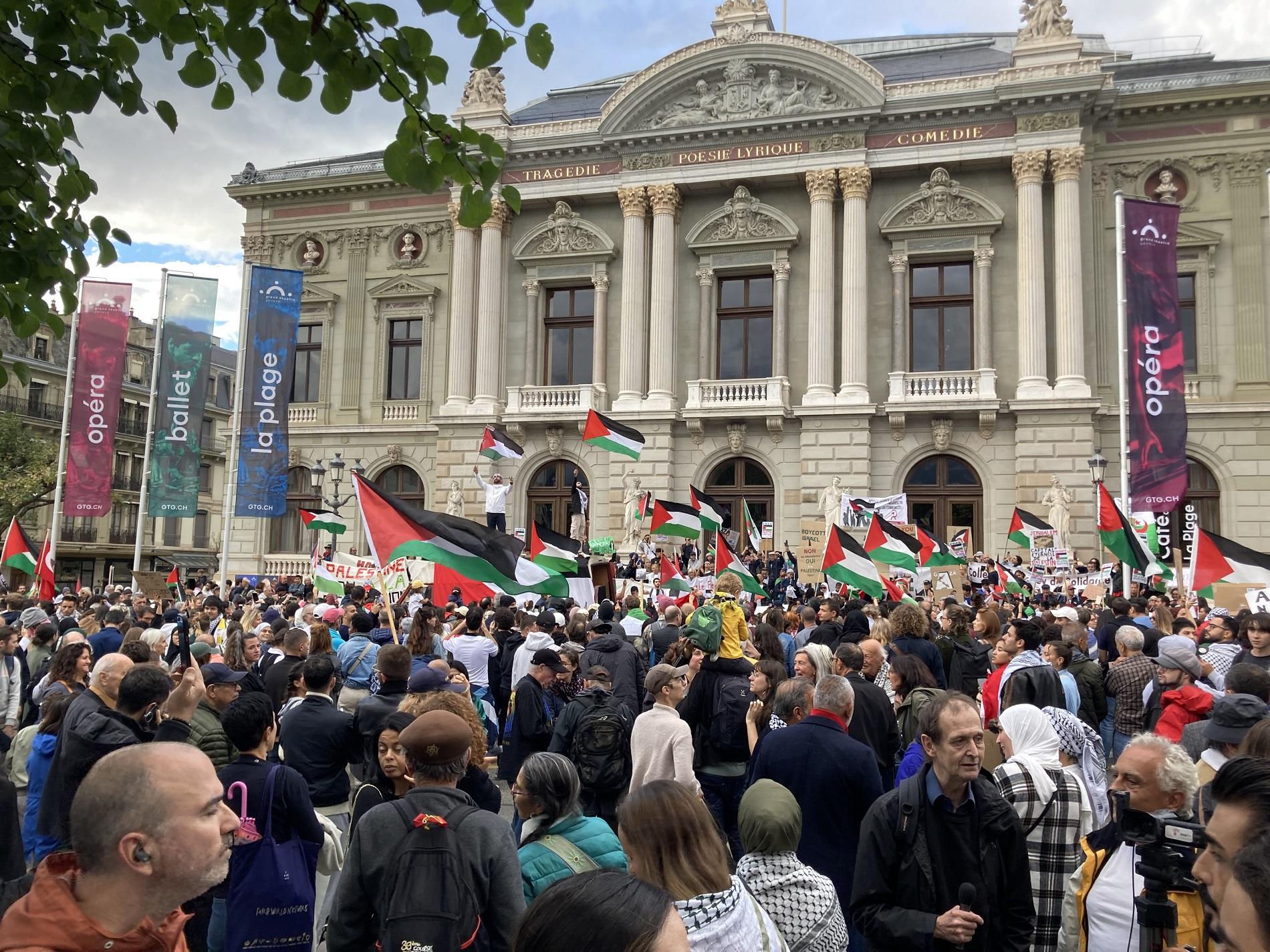 Une manifestation pro-palestinienne a lieu sous haute tension à Genève, samedi 14 octobre 2023. [RTS - Romain Bardet]