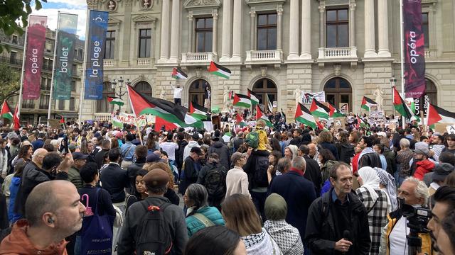 Une manifestation pro-palestinienne a lieu sous haute tension à Genève, samedi 14 octobre 2023. [RTS - Romain Bardet]