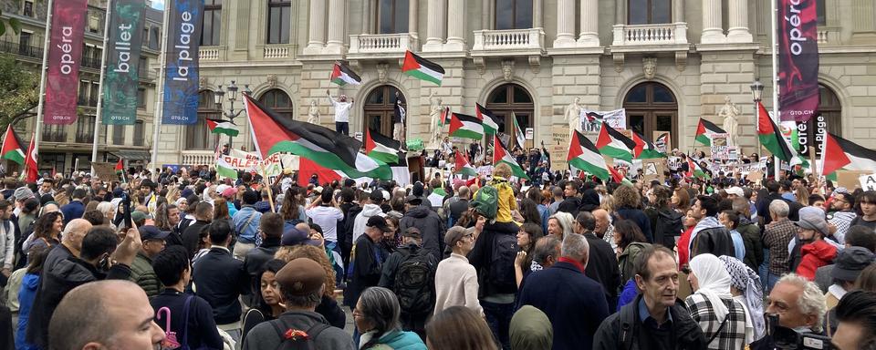 Une manifestation pro-palestinienne a lieu sous haute tension à Genève, samedi 14 octobre 2023. [RTS - Romain Bardet]