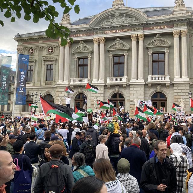 Une manifestation pro-palestinienne a lieu sous haute tension à Genève, samedi 14 octobre 2023. [RTS - Romain Bardet]