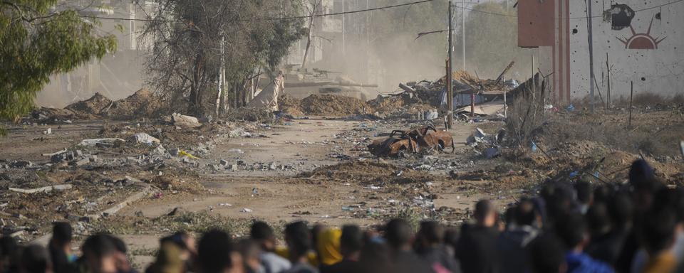 Des Palestiniens essayant de retourner au Nord de Gaza le premier jour de la trêve. [Keystone/AP Photo - Hatem Moussa]