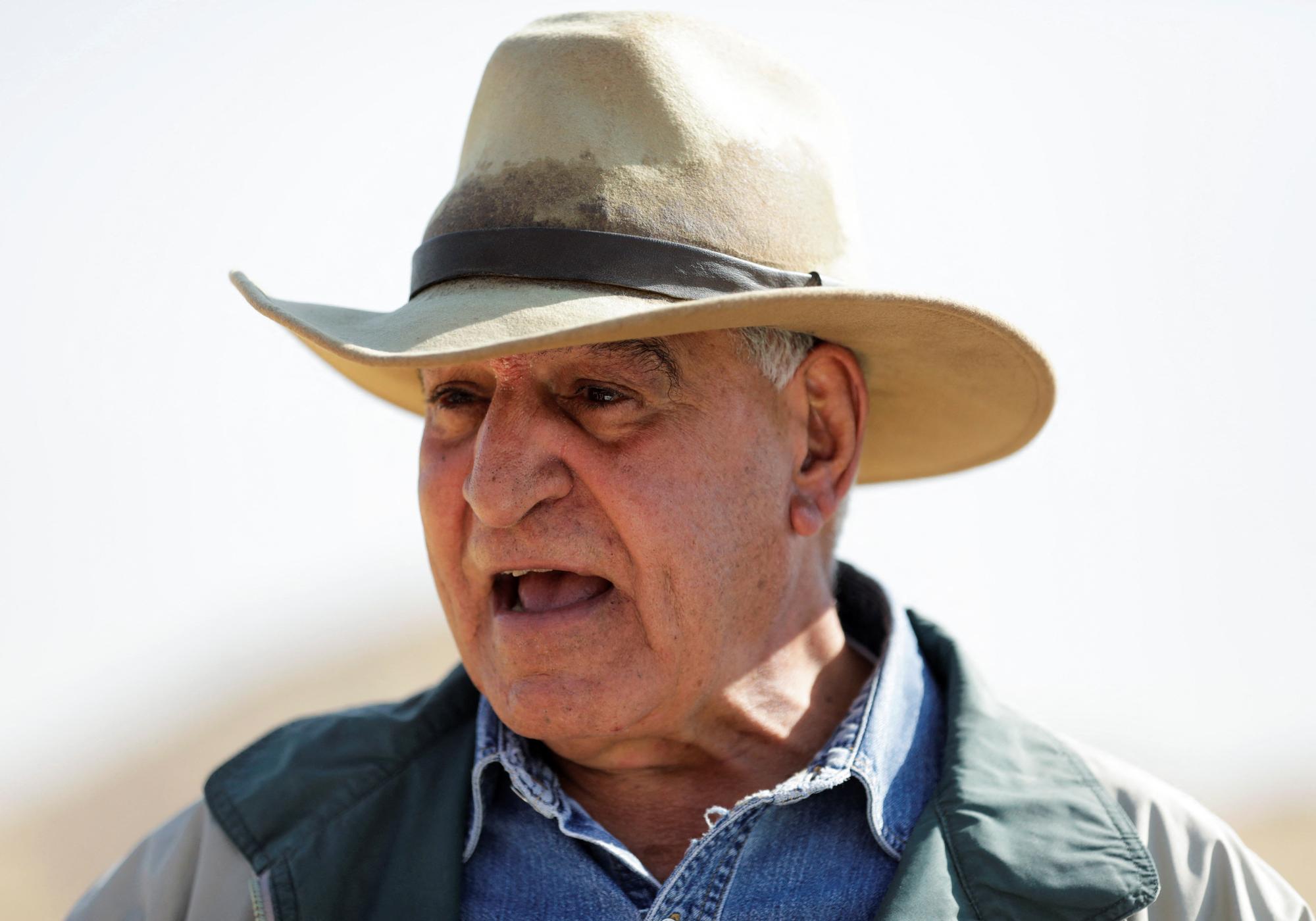 Avec son emblématique chapeau, l'archéologue Zahi Hawass a des airs d'Indiana Jones. [REUTERS - Mohamed Abd El Ghany]