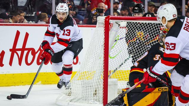 Nico Hischier contourne la cage du gardien des Flames de Calgary, Dustin Wolf. [Imago - Serge Belski]