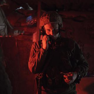 Un soldat ukrainien parle sur son téléphone près de Donetsk, le 3 mai 2021. [AP/Keystone - Felipe Dana]