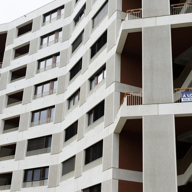 Une banderole "A Louer" est accroché sur un balcon de la façade d'un immeuble situé au chemin des Rambossons, ce mardi 9 mai 2023 a Genève. [Keystone - SALVATORE DI NOLFI]