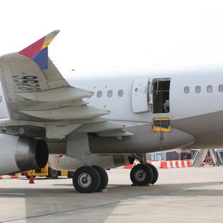 Vendredi, un passager d'un vol d'Asiana Airlines a ouvert une issue de secours en pleine phase d'atterrissage. [EPA/Keystone - Yonhap South Korea Out]