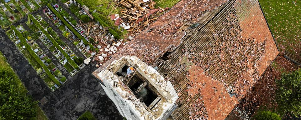 Vue aérienne des dégâts dans la région de La Chaux-de-Fonds, 25 juillet 2023. [Keystone - Jean-Christophe Bott]