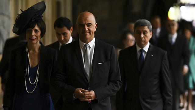 Alain Berset et Muriel Zeender, sa femme, arrivent à l'abbaye de Westminster. [Keystone - Ben Stansall]