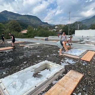 A l'école communale de Losone, plus de 100 verrières ont été détruites et, selon une première estimation, les dégâts s'élèvent à plus d'un million de francs. [RSI]