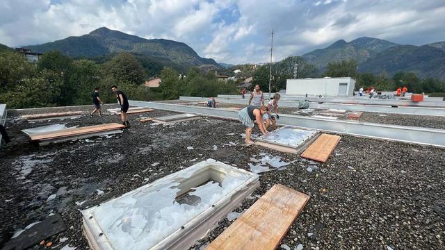 A l'école communale de Losone, plus de 100 verrières ont été détruites et, selon une première estimation, les dégâts s'élèvent à plus d'un million de francs. [RSI]