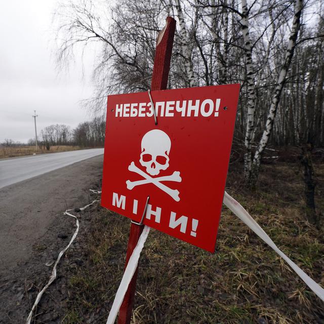 La crue du Dniepr entraîne le déplacement des mines et de leur balisage. [KEYSTONE - Andrii Marienko]