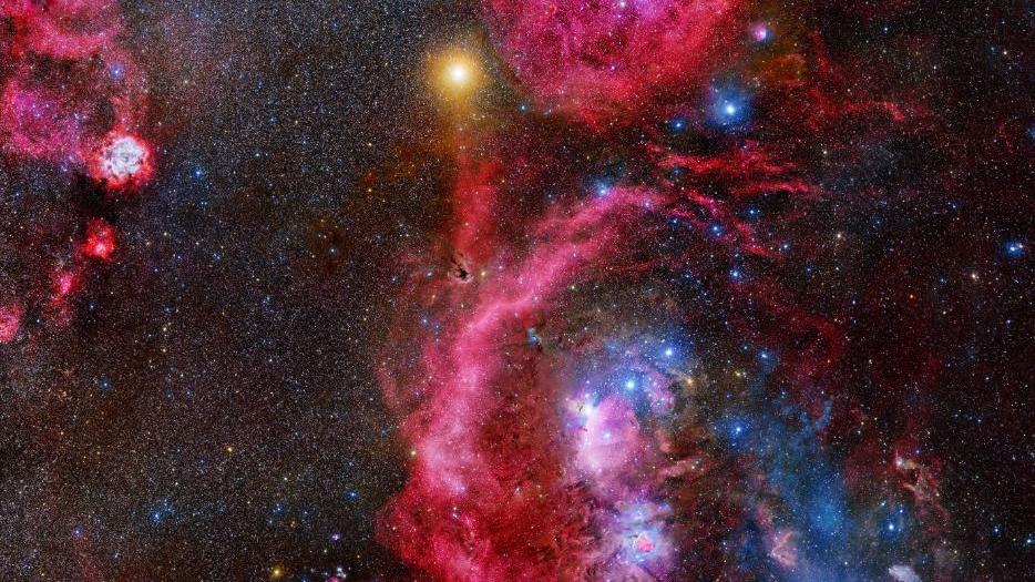 Dans la constellation d'Orion, en haut à gauche, l'étoile très brillante est la supergéante rouge Bételgeuse. [NASA-APOD - Stanislav Volskiy]