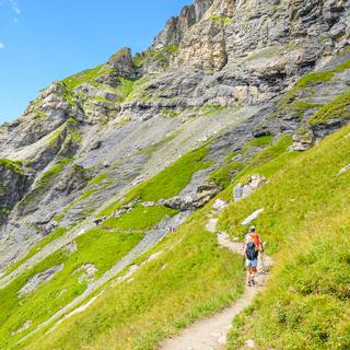 Chemin de randonnée dans les Alpes suisses. [Depositphotos - Pohduka]