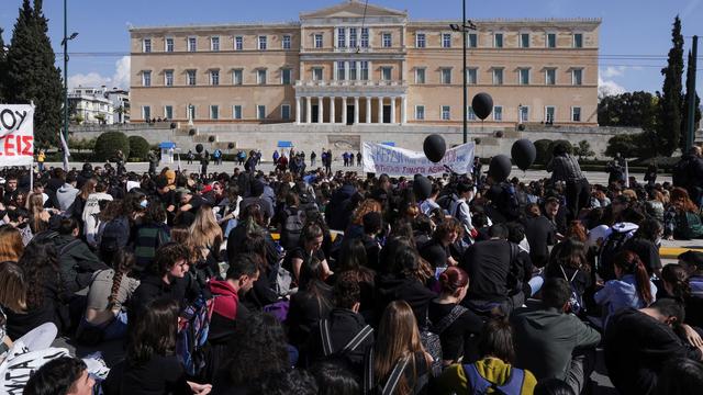 Plus de 5000 Grecs ont manifesté vendredi devant le siège des chemins de fer à Athènes à la mémoire des 57 personnes tuées mardi dans la collision de trains. [reuters - Louiza Vradi]