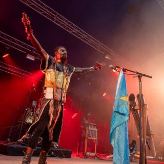 Le groupe congolais et ses instruments faits d'objets recyclés Fulu Miziki Kolektiv, sur la scène du Club Tent du Paléo Festival de Nyon le 22 juillet 2023. [Paléo 2023 - Laurent Reichenbach]