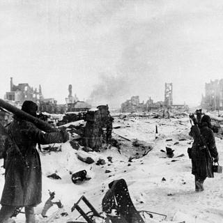 Soviet troops trudge through snow amid the ruins of Stalingrad during the bitter fighting in the city, Jan. 31, 1943. (KEYSTONE/AP Photo/Novosti) [Keystone/AP Photo/Novosti - DR]