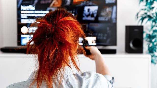 Une femme zappe devant sa télévision. [Depositphotos - Pixinooo]