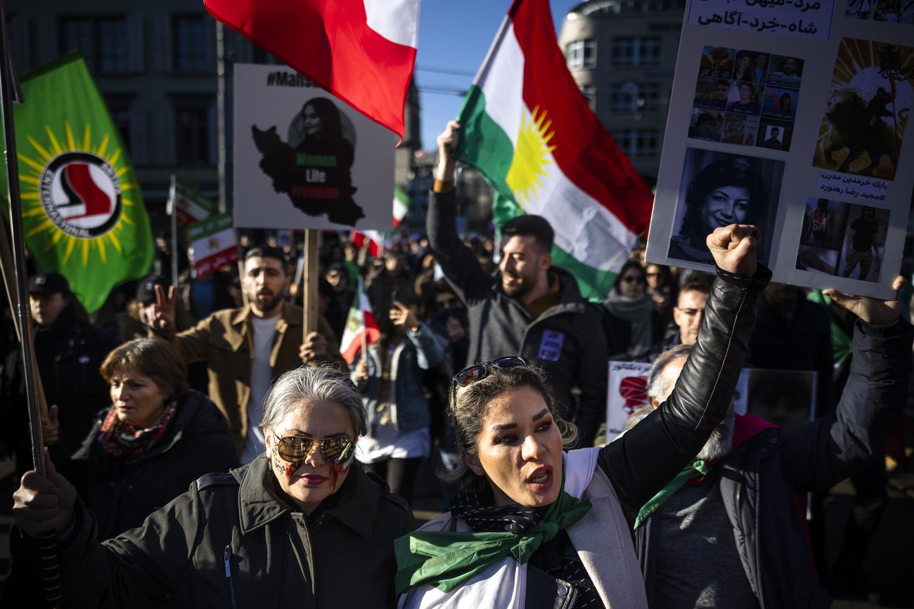 Entre 2000 et 3000 personnes ont manifesté samedi 7 janvier à Zurich en soutien au mouvement de protestation en Iran. [Keystone - Michael Buholzer]