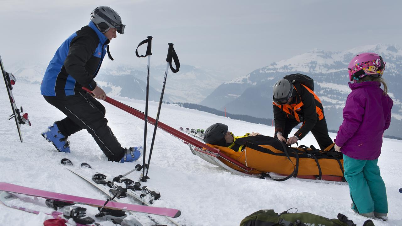 Les coûts matériels des accidents de ski se montent à 600 millions de francs chaque année. [Keystone - Gaetan Bally]