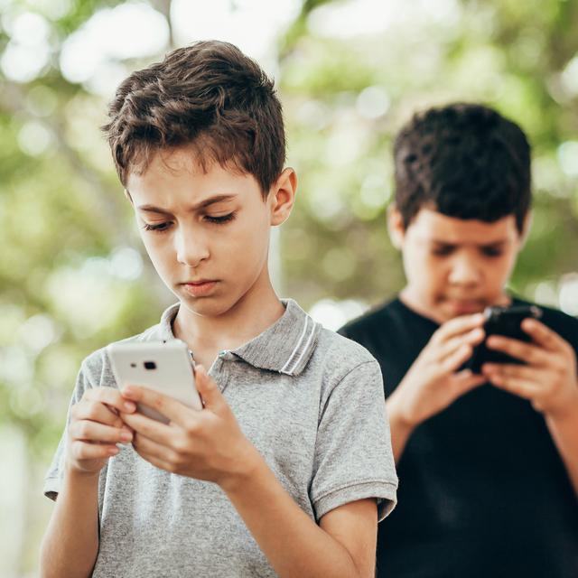 Enfants et smartphone. [Depositphoto - Kleberpicui]