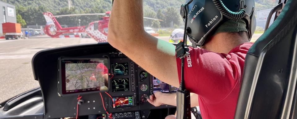 Le pilote d'un hélicoptère d'Air Glaciers. [RTS - Mathieu Henderson]