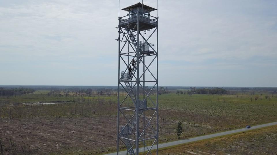 Les tours et l'intelligence artificielle vont permettre aux pompiers de ne plus se rendre sur place pour la surveillance des forêts. [RTS]