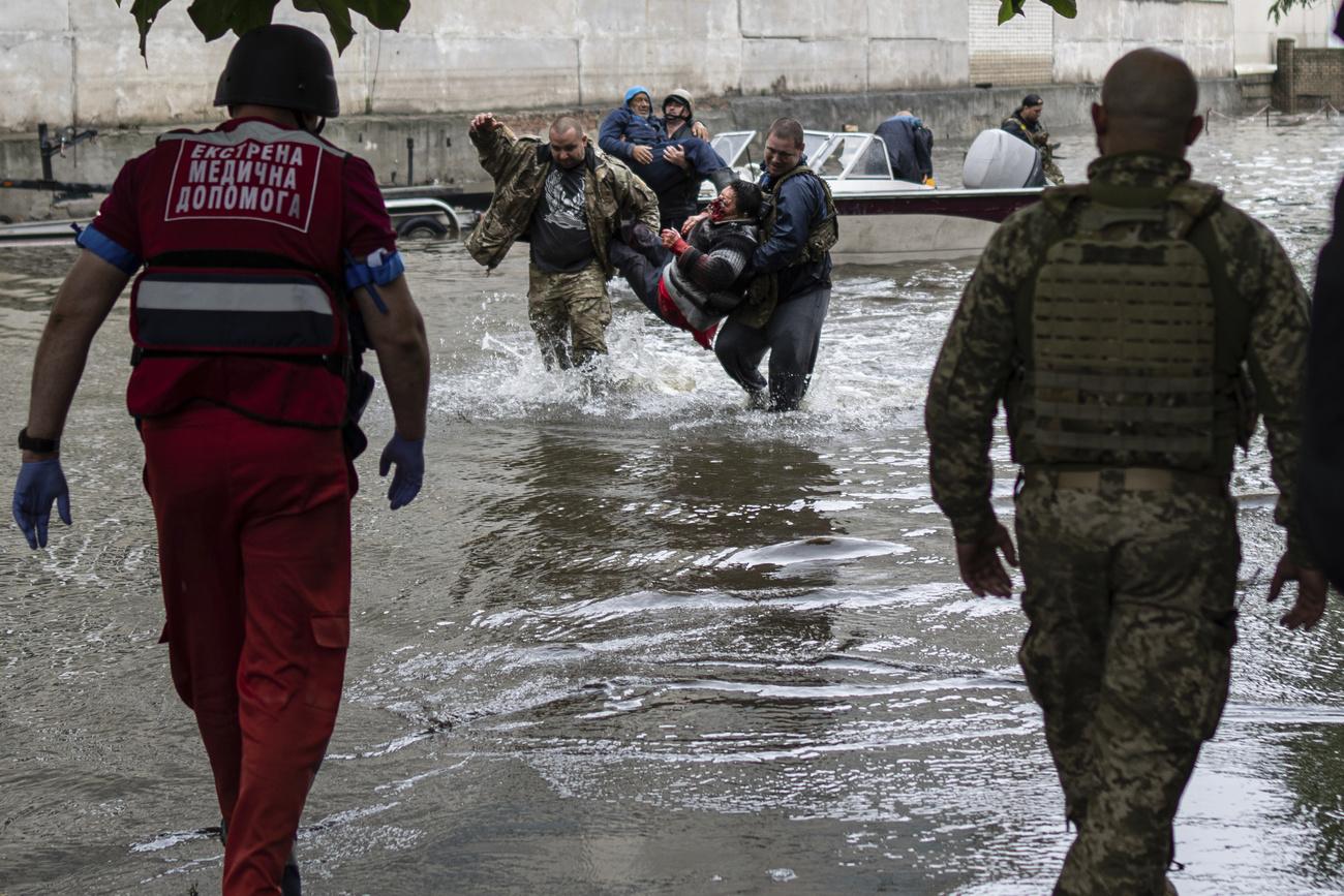 Une frappe russe a touché un bateau transportant des évacués des zones inondées. [Keystone - AP Photo]