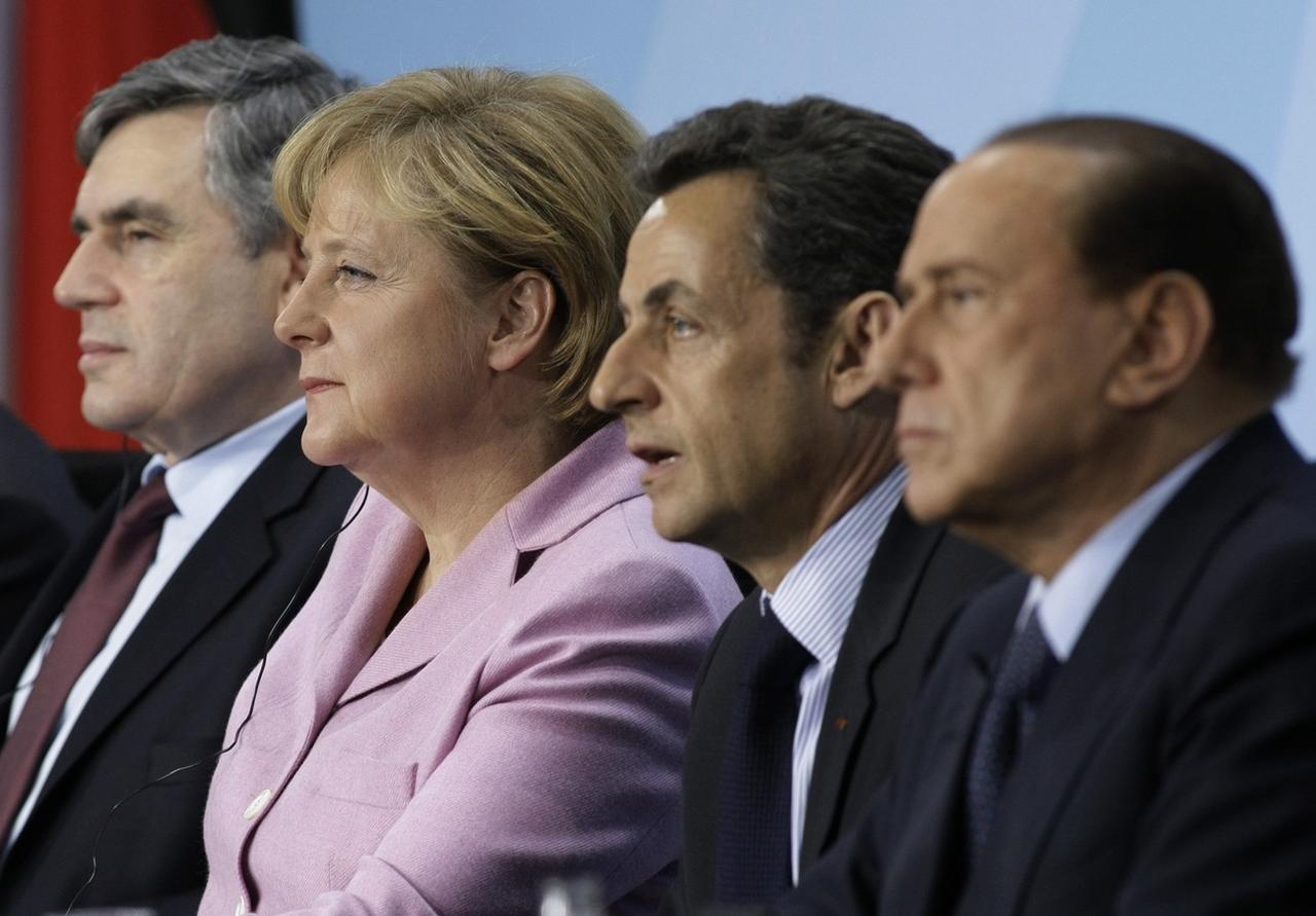 Silvio Berlusconi avec Gordon Brown, Angela Merkel et Nicolas Sarkozy. [AP Photo/Keystone - Herbert Knosowski]