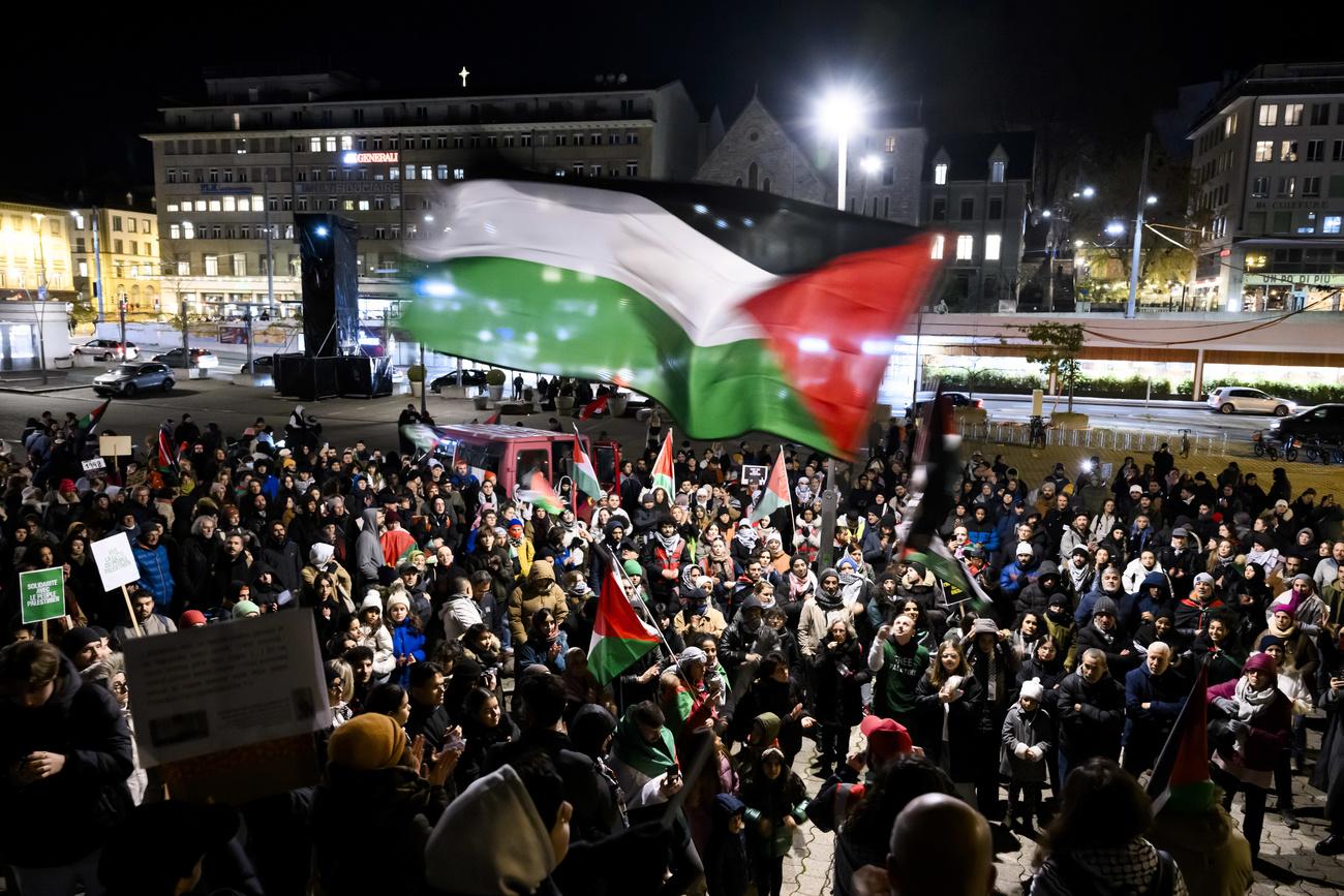 Environ 600 personnes ont manifesté à Lausanne en solidarité avec le peuple palestinien.