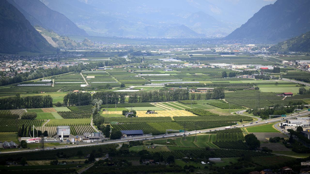 Le Valais a levé mardi l'interdiction générale de faire du feu en plein air, le danger d'incendie restant cependant fort ou marqué dans certaines parties du canton. [keystone - Laurent Gillieron]