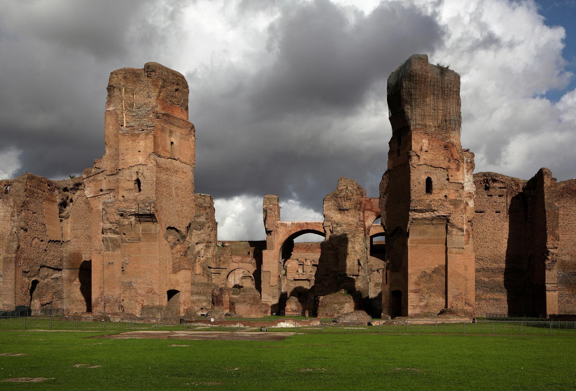 La Via Appia Antica serait partie des Thermes de Caracalla, qui étaient à l'époque le plus grand complexe de bains au monde. [AFP - Manuel Cohen]