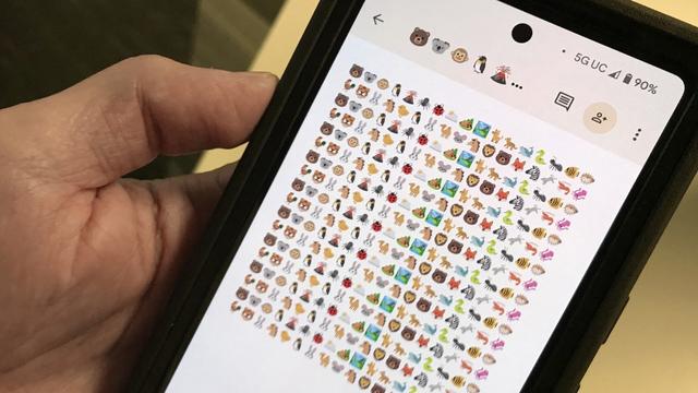 Des scientifiques appellent à mieux représenter la biodiversité dans les émojis. [AFP - Nicholas Kamm]