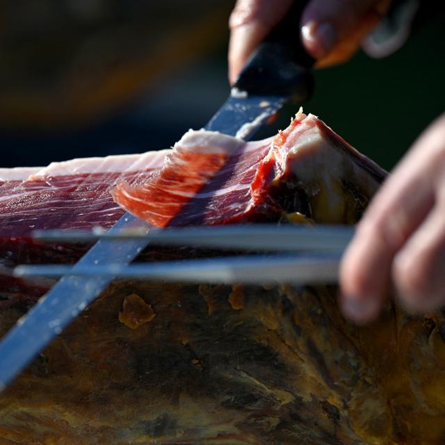 Le maître espagnol Florencio Sanchidrian découpe du jambon ibérique "Pata Negra" à Membrío, une commune de la province de Cáceres en Espagne, le 18 janvier 2021. [AFP - Gabriel BOUYS]