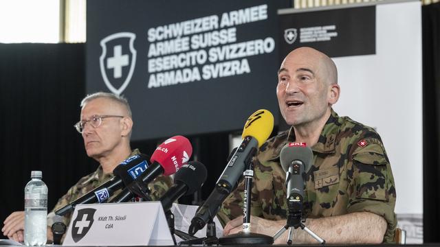 Le chef de l'armée Thomas Suessli, aux côtés d'Alain Vuitel, le chef du commando Cyber. [Keystone - Ennio Leanza]