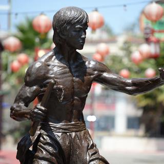 Une statute de Bruce Lee dans le quartier de Chinatown à Los Angeles. [AFP - Robyn Beck]