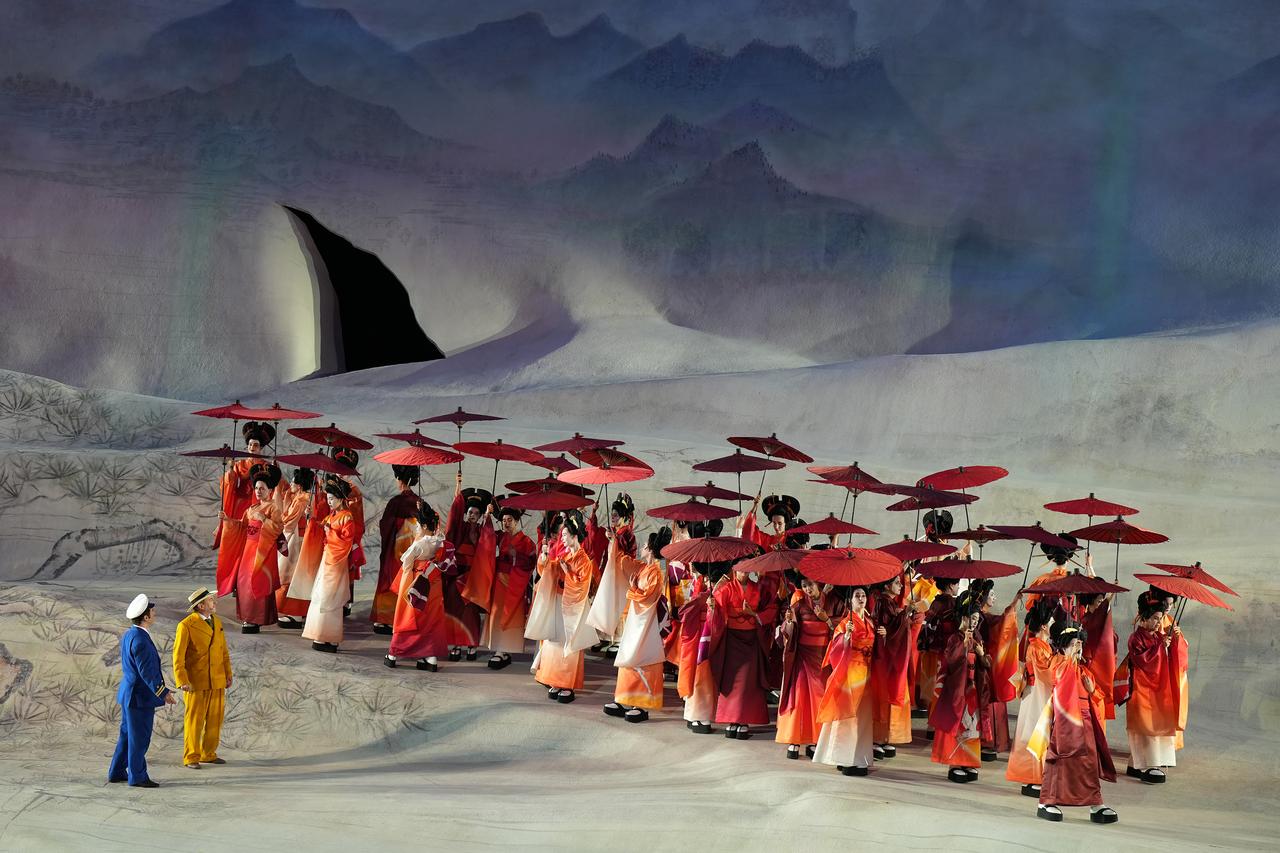 Pinkerton, le consul américain Sharpless et le choeur de "Madame Butterfly" au Festival de Bregenz en 2023. [Festival de Bregenz - Karl Forster]