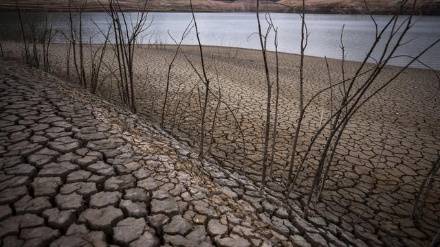 La sécheresse sévit déjà en Espagne, ici au réservoir de Sau, à 100 km au nord de Barcelone. [Keystone - AP Photo/Emilio Morenatti]