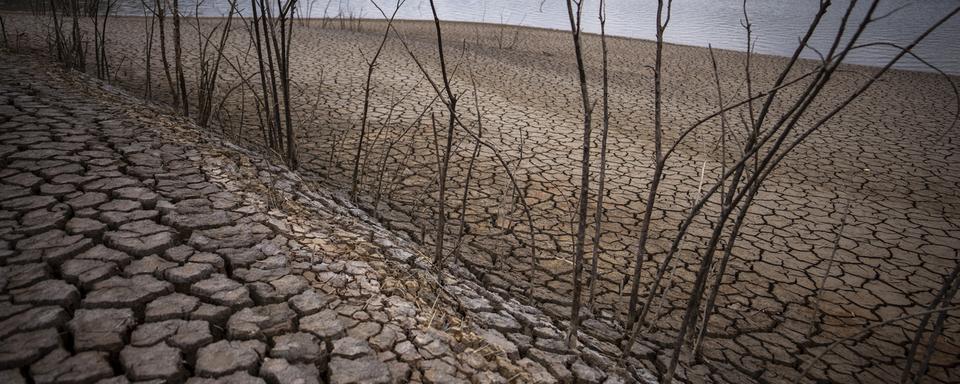 La sécheresse sévit déjà en Espagne, ici au réservoir de Sau, à 100 km au nord de Barcelone. [Keystone - AP Photo/Emilio Morenatti]