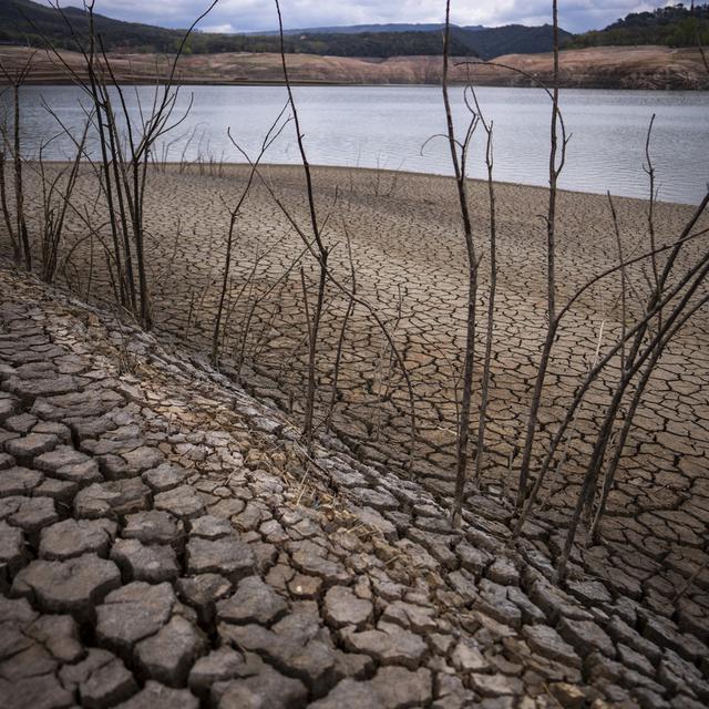 La sécheresse sévit déjà en Espagne, ici au réservoir de Sau, à 100 km au nord de Barcelone. [Keystone - AP Photo/Emilio Morenatti]