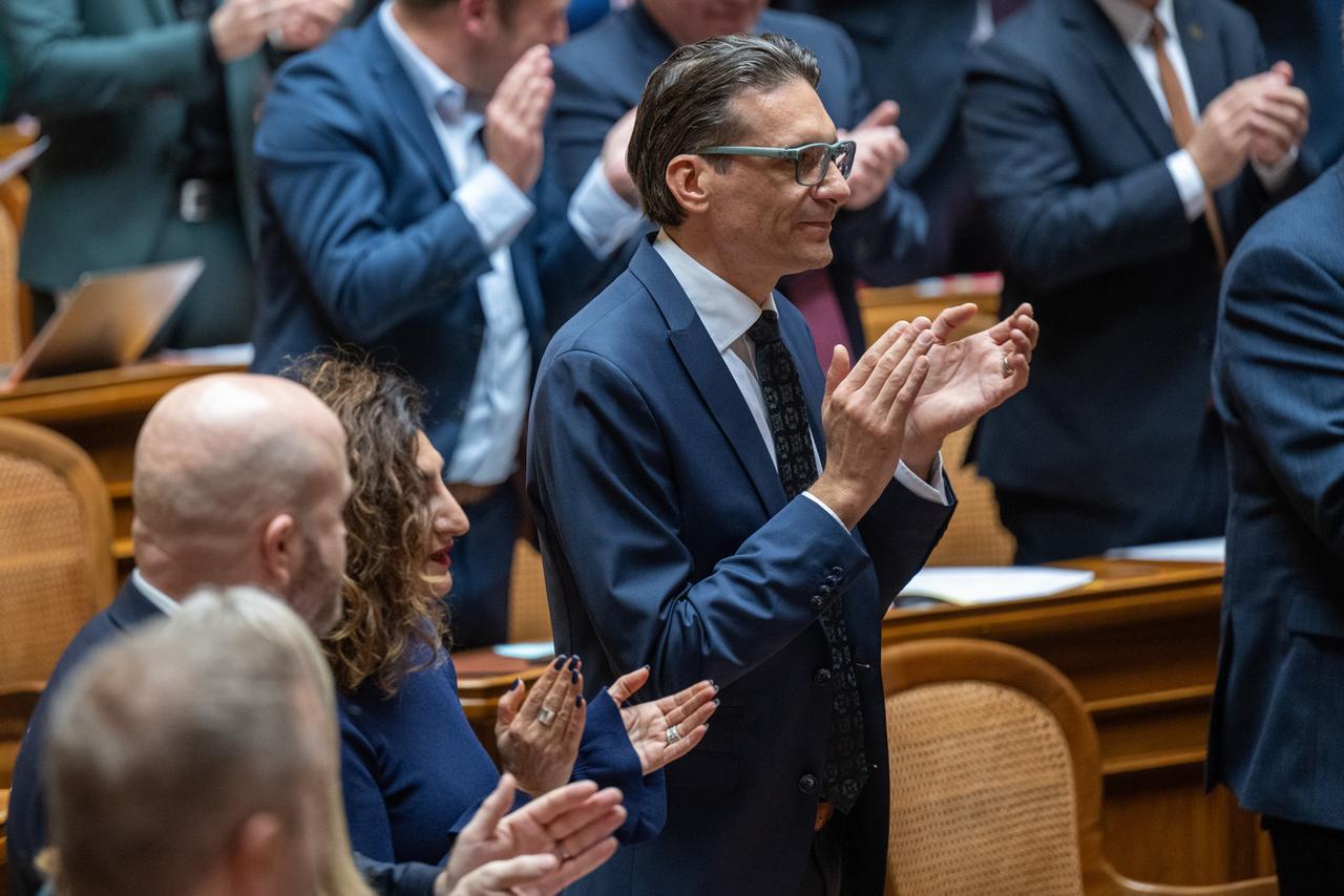 Le Vert Gerhard Andrey, battu, applaudit l'élection d'Ignazio Cassis. [Keystone - Marcel Bieri]