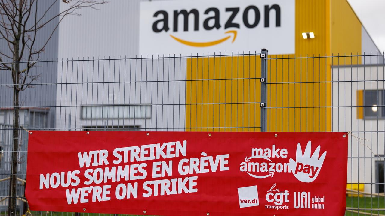 Les salariés d'Amazon sont en grève dans plus d'une trentaine de pays pour le "Black Friday". [Keystone - Christopher Neundorf]